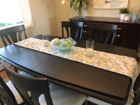 Table protector pad for curved boat-shaped dining table