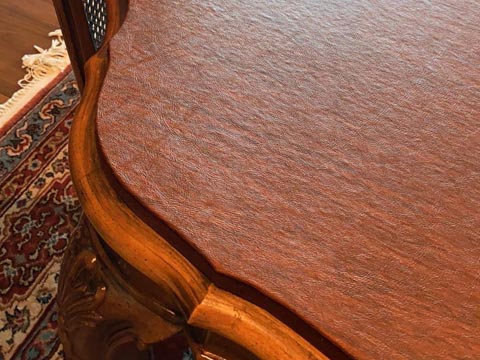 Scalloped corner table pad in medium cherry woodgrain