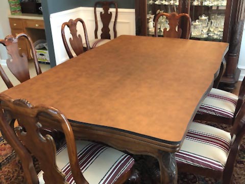 Table pad with scalloped sides