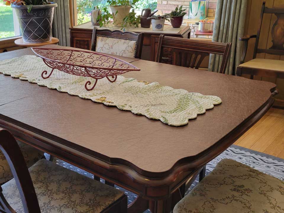 Scalloped table protector pad