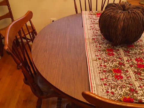 Circular dining table pad in maple woodgrain
